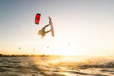 Wind und Wellen: Die Welt des Kitesurfens im Kite Magazin